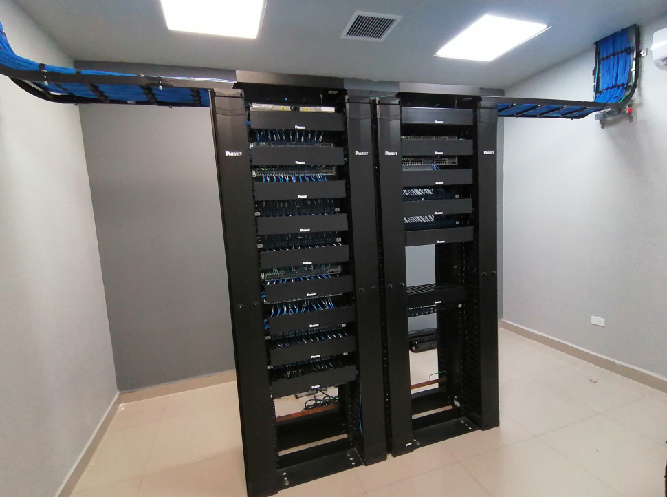 Cuarto de telecomunicaciones con racks y cableado estructurado